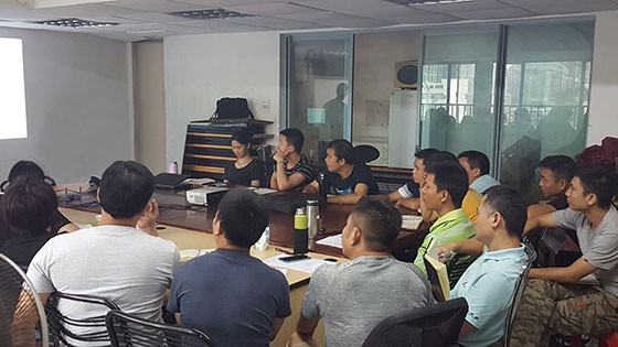 各部門管理者們全神貫注的傾聽